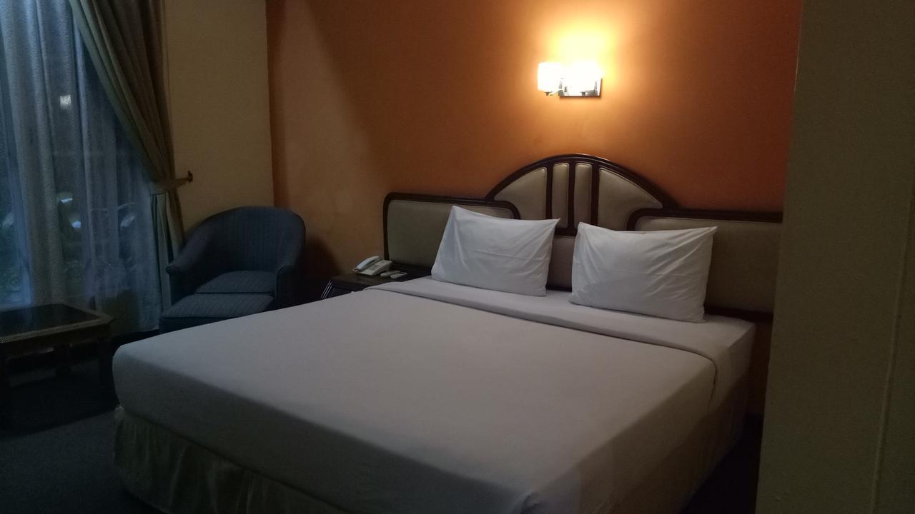 Hotel Mirah Sartika Богор Экстерьер фото
